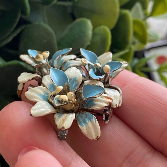 Vintage Blue and White Flower Brooch Pin - Picture 5 of 7